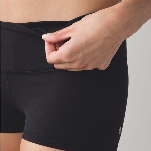 BNWOT Lululemon Boogie Short 
*Reversible 
in Black / Black. 
Size 6. - Picture 7 of 10